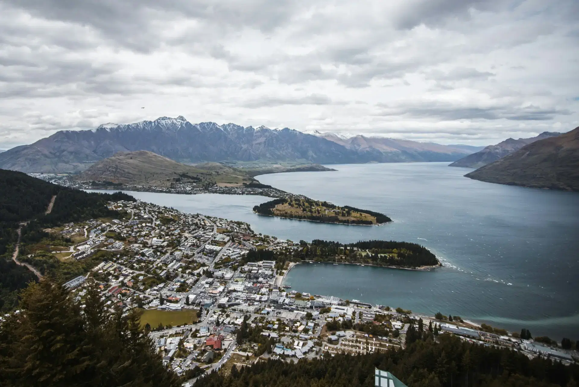 Queenstown township on the shore of Lake Wakatipu